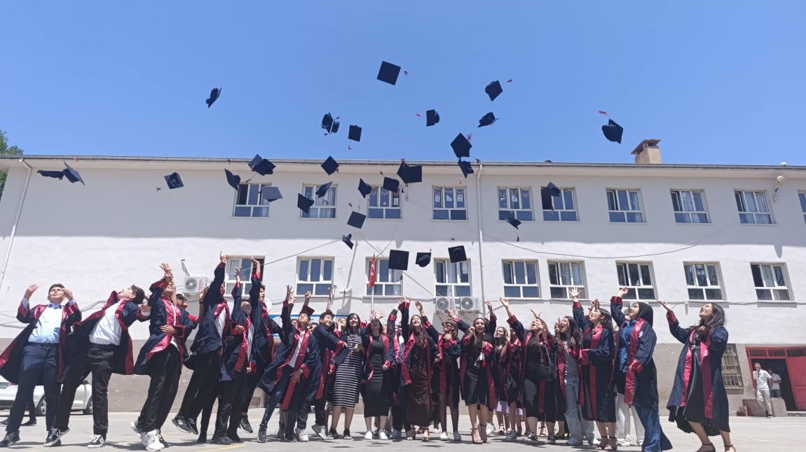 2024-2025 Eğitim Öğretim Yılı Mezunlarımızın Mezuniyet Programını Gerçekleştirdik.